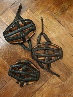 Stará kožená cyklistická helma