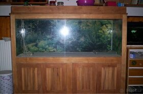 akvárium 400 L v dřevěném obložení