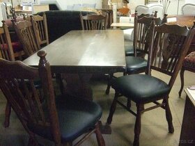 Masivní jídelní souprava - stůl a 8 židlí