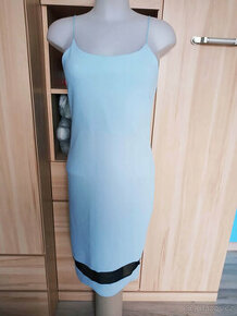 světle modré šaty s černým tylovým pruhem, zn.Dolls