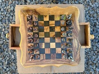 Kovové šachové figurky na dřevěné desce - 1