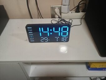 Velké digitální hodiny