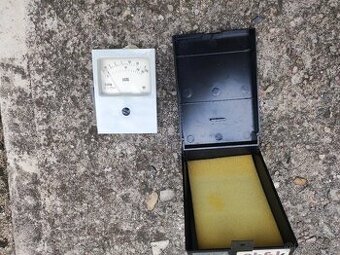 Analogový měřák 100V PU370 v krabičce