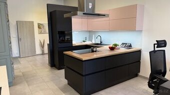 Nová kuchyňská linka Oresi rohová s ostrůvkem, z expozice.