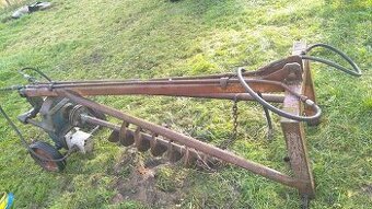 Půdní vrták za traktor