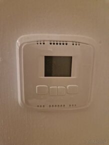 Bílé týdenní spinaci hodiny ABB Tango s displejem