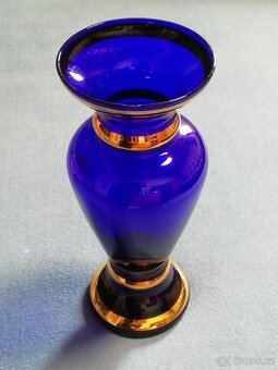 Zlacená luxusní váza z kobaltového skla