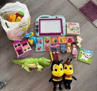 VELKÁ sada hraček-kostky,plyšáci,malovací tabulka,mix hraček