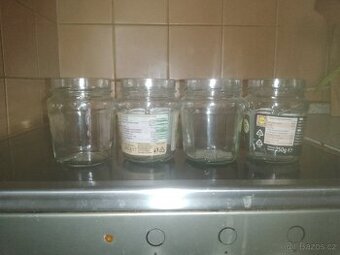 Skleničky od malé Maribel 90 kusů bez víček.