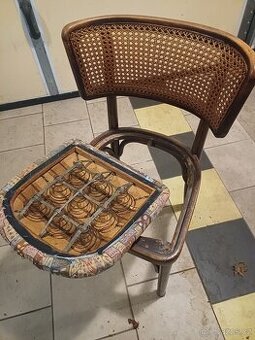 Starožitná dřevěná vyplétaná židle