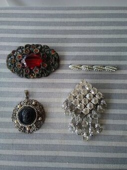 Staré historické brože v nálezovém stavu.