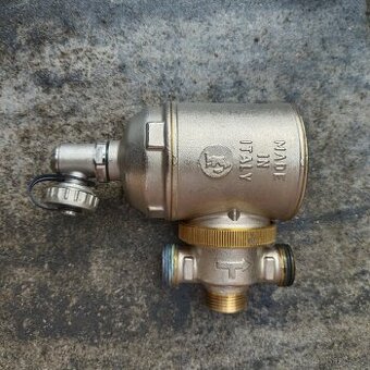 Giacomini magnetický filtr na topení.