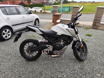 Honda CB125R rok 2020 bílá perleť pouze 8700KM - 1