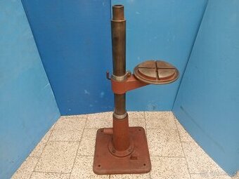 Sloupek s podstavcem ( Sloupová vrtačka ).