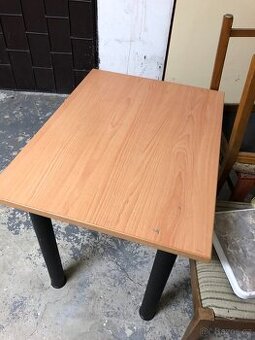 Pracovní stůl menší