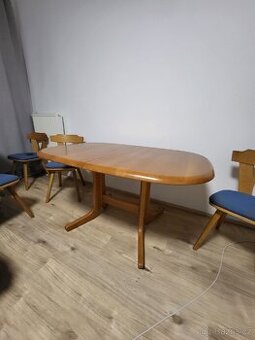 Jídelní stůl a čtyři židle