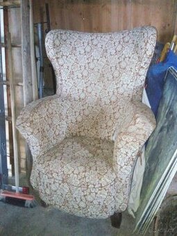Staré křeslo-ušák