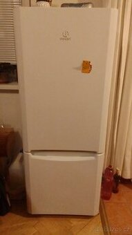 Lednice s mrazničkou Indesit