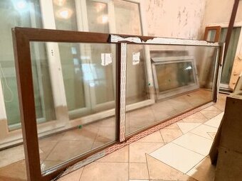 Velké nové plastové okno, doprava