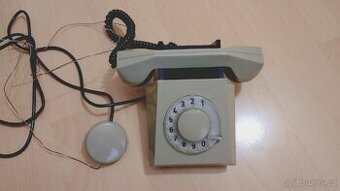 Starý vytáčecí telefon Tesla AS-20