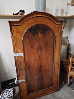 Krásná skříň k renovaci