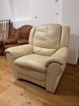 Světlý kožený gauč s vyklápěcím držákem na nohy