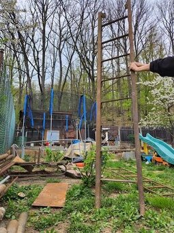 železný žebřík se skloněnými stupňi