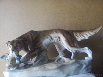 socha loveckého psa s kořistí