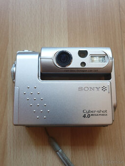 Sony DSC F77, Otočný objektiv Carl Zeiss