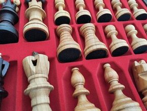 Velké dřevené vypalované a propracované šachy 54x54cm. Nové