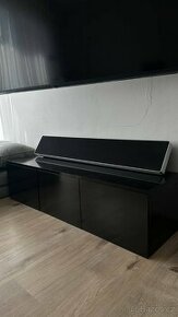 Černá skříňka (pod TV)