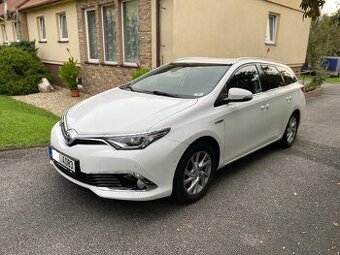 Toyota Auris 1.8i HYBRID, model 2019, naj.88xxx km