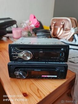 Autorádia Pioneer a JVC