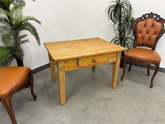 Starý dřevěný stolek po renovaci s patinou.