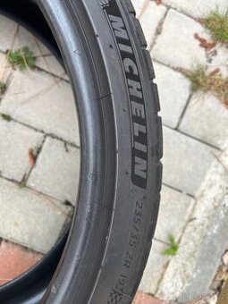 Letní pneu Michelinu 235/35/19
