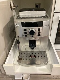 Kávovar delonghi magnifica