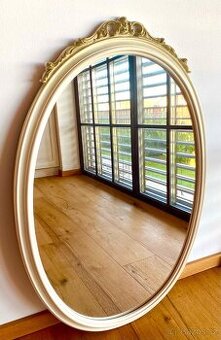 Staré krásné oválné zrcadlo