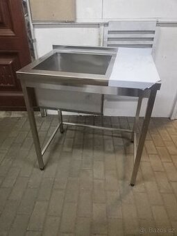 Nerezový mycí stůl s dřezem
