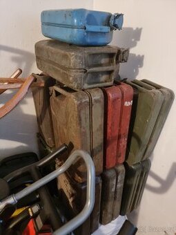 Prodám plechové kanystry viz foto.