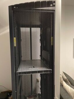 Rack skříň HP 42U 10642 G2 s PDU, plně vybavena