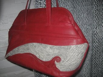 nová červená kabelka zdobená pravou ornamentální kůží