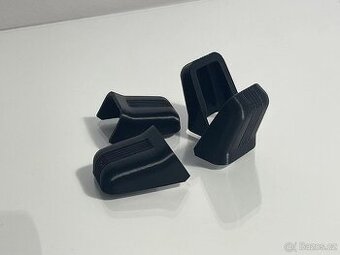 Škoda 110R - Krytky madel