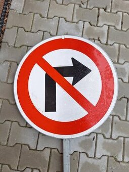 Dopravní značka Zákaz odbočení vpravo