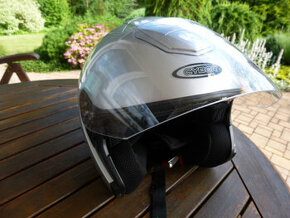 Helma na motorku se dvěma ochrannými štítky