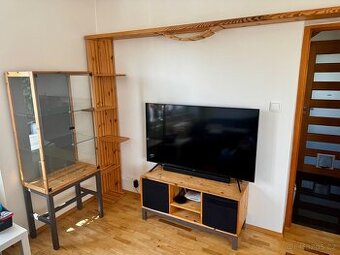 Ikea TV skřínka z borovicového masivu vc. úložných boxu