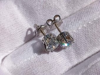 Zlaté náušnice pecky s brilianty o váze 1,1ct