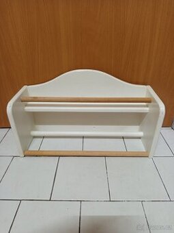 Police na hrnky a talíře