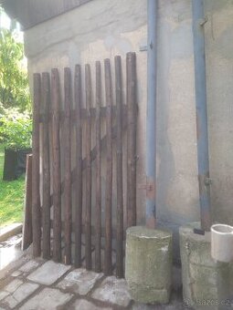 Vrátka do zahrady se sloupky