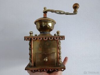 Zajímavy zdobený velmi starý mosazný mlynek na kávu