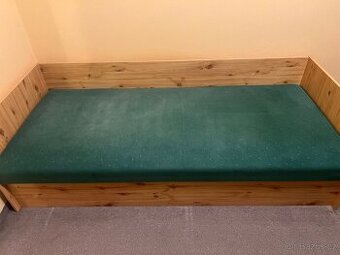 Postel s úložným prostorem